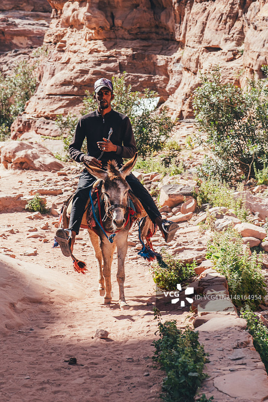在约旦马安省佩特拉骑驴的贝都因导游图片素材