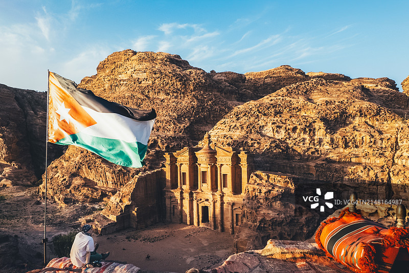 俯瞰约旦马安省佩特拉修道院的约旦国旗图片素材
