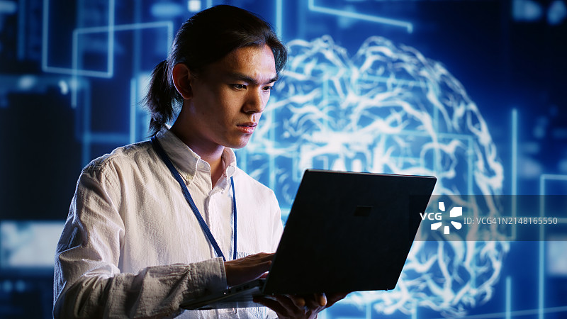 女性使用数码平板电脑图片素材