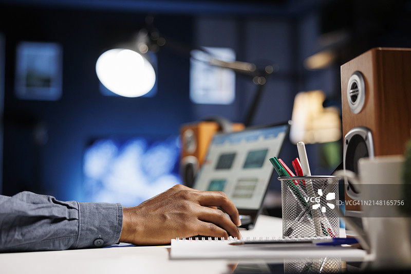 在办公室办公的商人图片素材