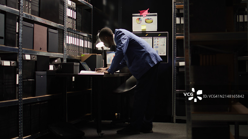 在办公室工作的商人图片素材