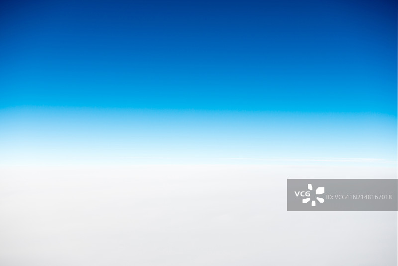 仰视天空图片素材