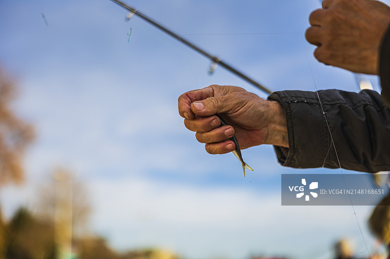 男人在伊斯坦布尔萨里耶尔拿着钓鱼竿的局部照片图片素材