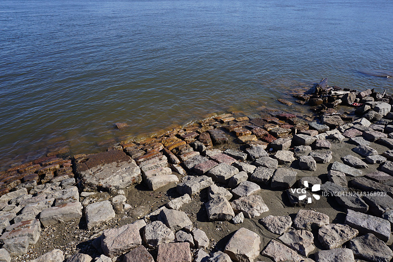 美国密苏里州圣路易斯海滩岩石高角度景观图片素材