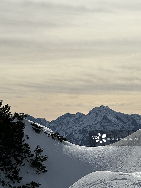 日落时雪山映衬天空的美景图片素材