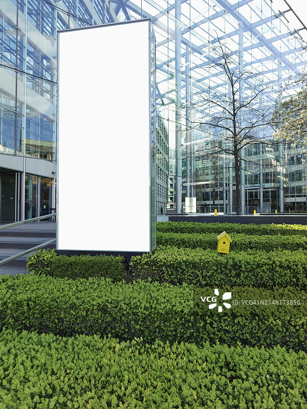 伦敦市带有空白数字广告牌的办公室正面图片素材