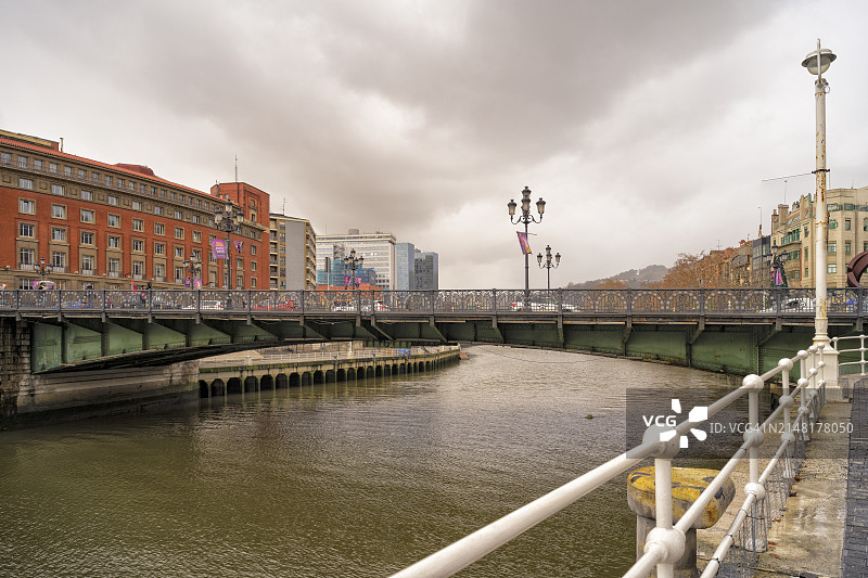 西班牙毕尔巴鄂老城区内维翁河畔建筑群图片素材