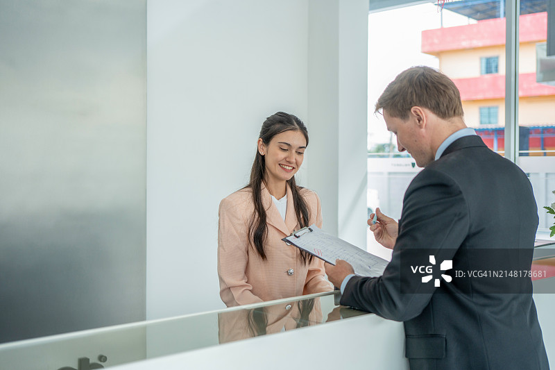 女接待员与商人交谈图片素材