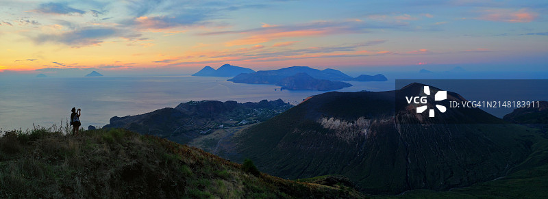 女人在萨拉塞诺山顶拍摄武尔卡诺岛的火山图片素材
