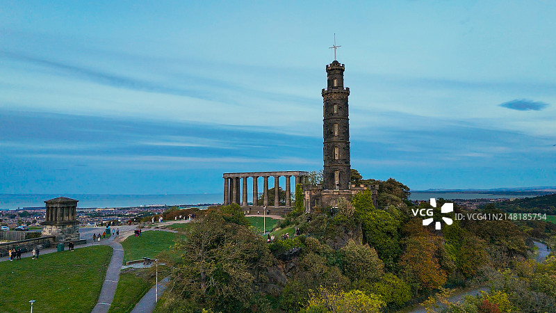 爱丁堡卡尔顿山的航拍日落景色，苏格兰的哥特复兴建筑，从卡尔顿山看爱丁堡市中心图片素材