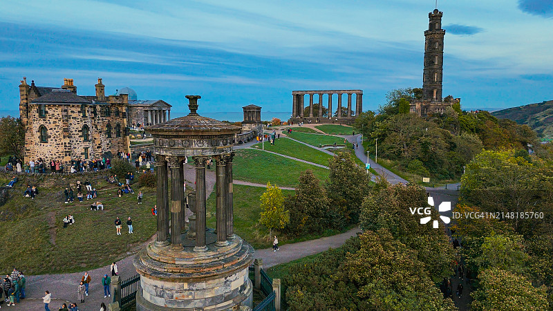 爱丁堡卡尔顿山的航拍日落景色，苏格兰的哥特复兴建筑，从卡尔顿山看爱丁堡市中心图片素材