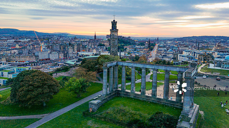 爱丁堡卡尔顿山的航拍日落景色，苏格兰的哥特复兴建筑，从卡尔顿山看爱丁堡市中心图片素材
