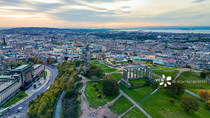 爱丁堡卡尔顿山的航拍日落景色，苏格兰的哥特复兴建筑，从卡尔顿山看爱丁堡市中心图片素材