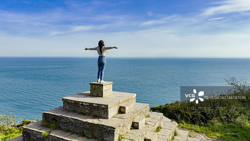 威克洛郡基利尼山方尖碑鸟瞰图，爱尔兰热门旅游目的地图片素材