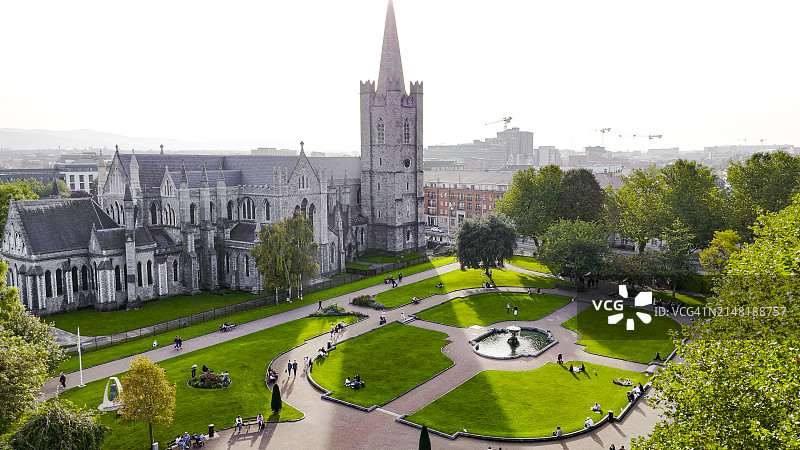 圣帕特里克公园都柏林大教堂和公园航拍，爱尔兰中心圣帕特里克大教堂航拍，基督教堂大教堂，圣帕特里克公园内行人航拍，公共公园喷泉图片素材