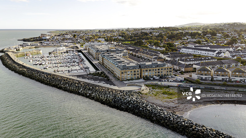 爱尔兰威克洛郡格雷斯通斯市航拍：欧洲港口城市图片素材