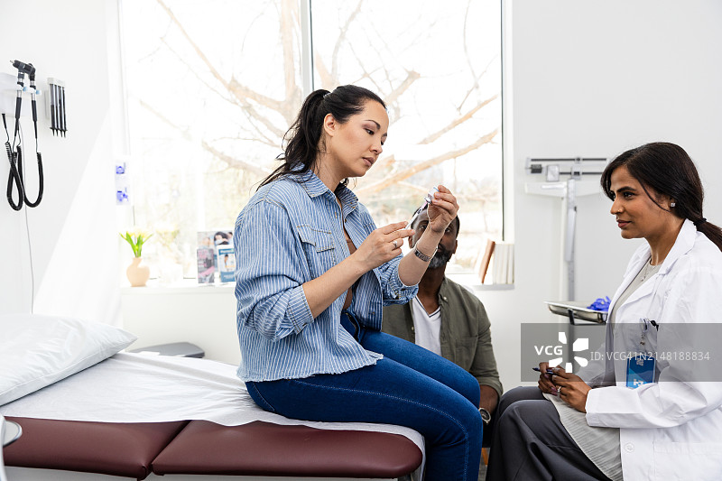 医生仔细观察女人注射图片素材