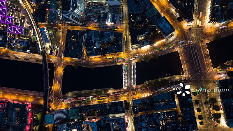 夜晚繁忙的市中心建筑和交通鸟瞰图,夜晚爱尔兰都柏林利菲河和市中心鸟瞰图,都柏林天际线和塞缪尔·贝克特桥鸟瞰图,夜晚爱尔兰都柏林市鸟瞰图图片素材