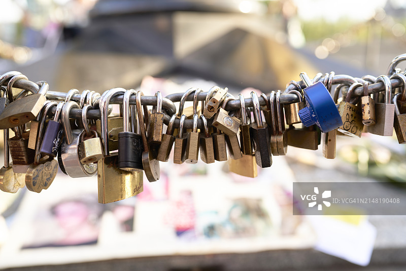 巴黎金属链上的爱情锁特写，无人图片素材