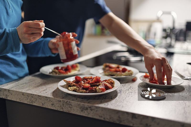 青少年一起煎蛋卷图片素材