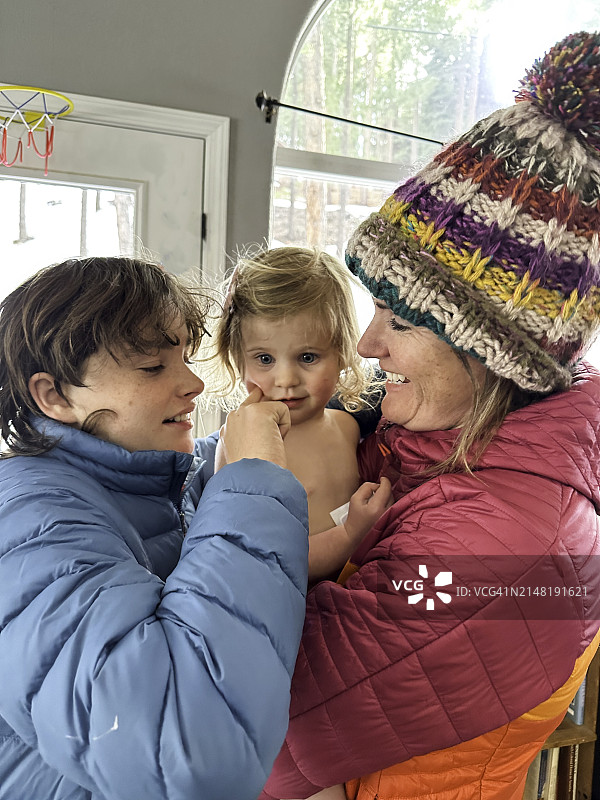 一家人在冬季小屋里依偎着婴儿图片素材