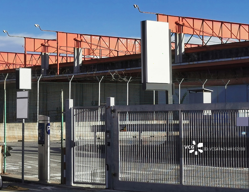 由大门关闭的仓库外观图片素材