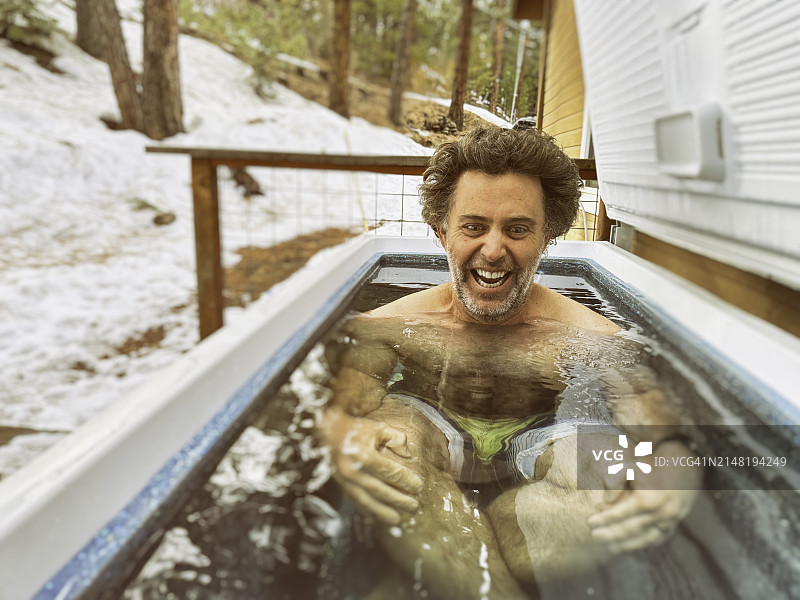 父亲在冬季假期进行户外冷水浴图片素材