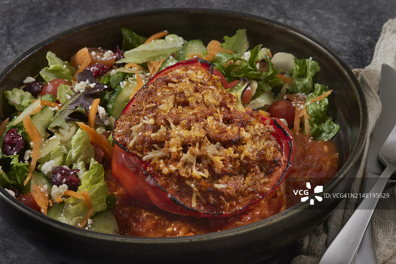 配沙拉的酿甜椒图片素材