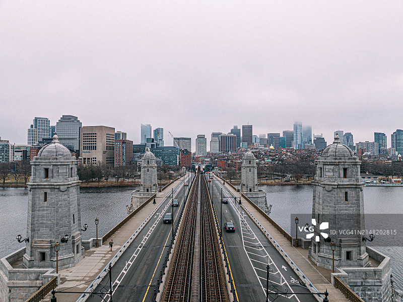 冬季波士顿查尔斯河上朗费罗桥鸟瞰图，马萨诸塞州图片素材