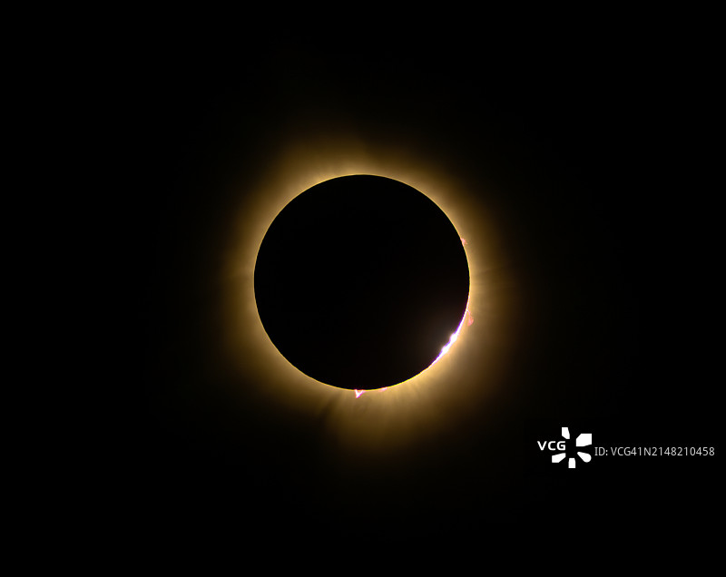 日食期间太阳上的贝利珠和日珥图片素材