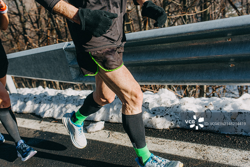 在水泥路上跑步的人图片素材