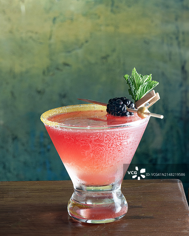 酒吧酿酒厂的手工鸡尾酒图片素材