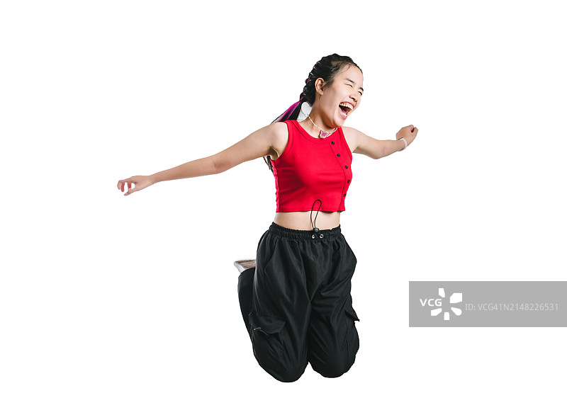 双手举起，高高跳跃的时尚年轻嘻哈女孩图片素材