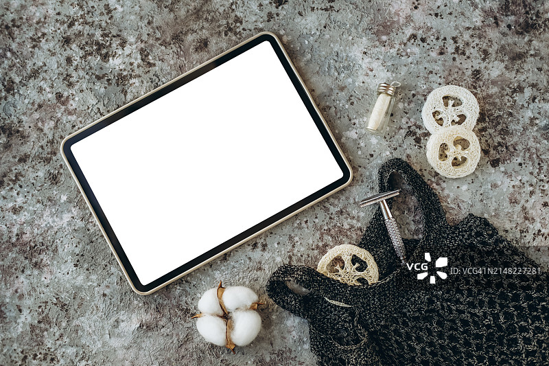 卫生清洁用品和一个带有空白屏幕的平板电脑图片素材