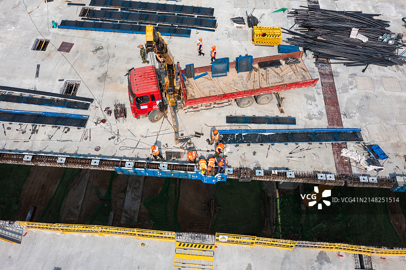 高架道路施工中的工人图片素材