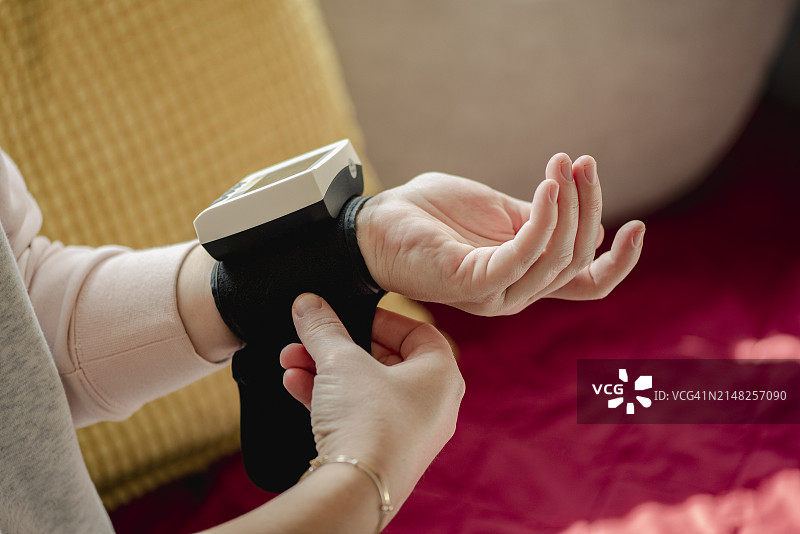 女人测量血压和心率图片素材