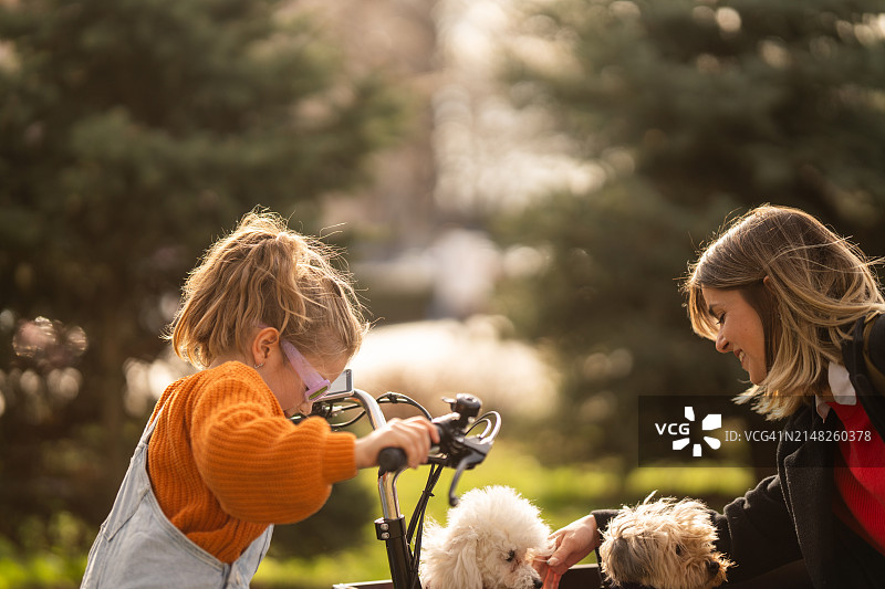 城市公园里的幸福家庭图片素材
