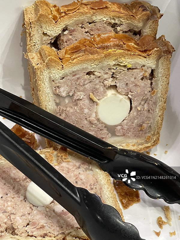 猪肉馅鸡蛋派切片图片素材