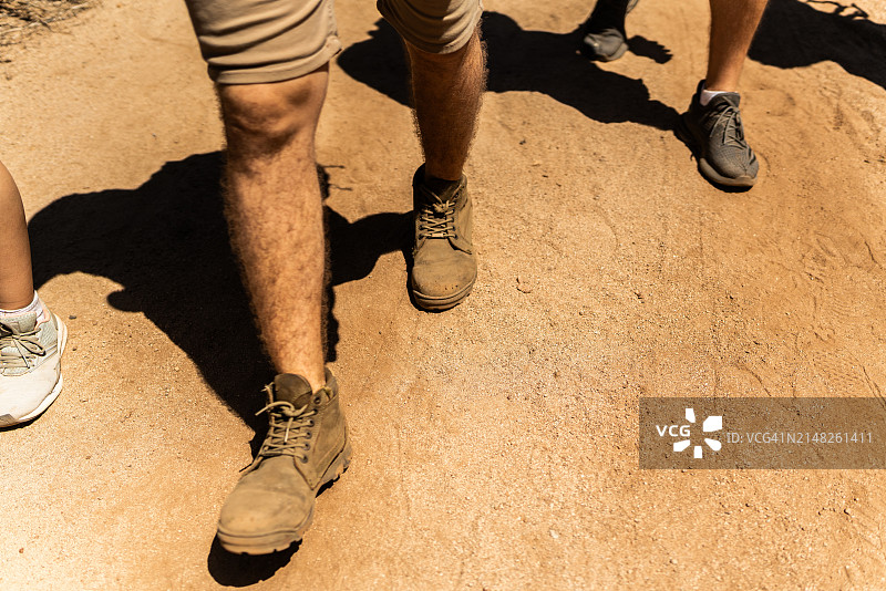 在土路上行走的男子图片素材