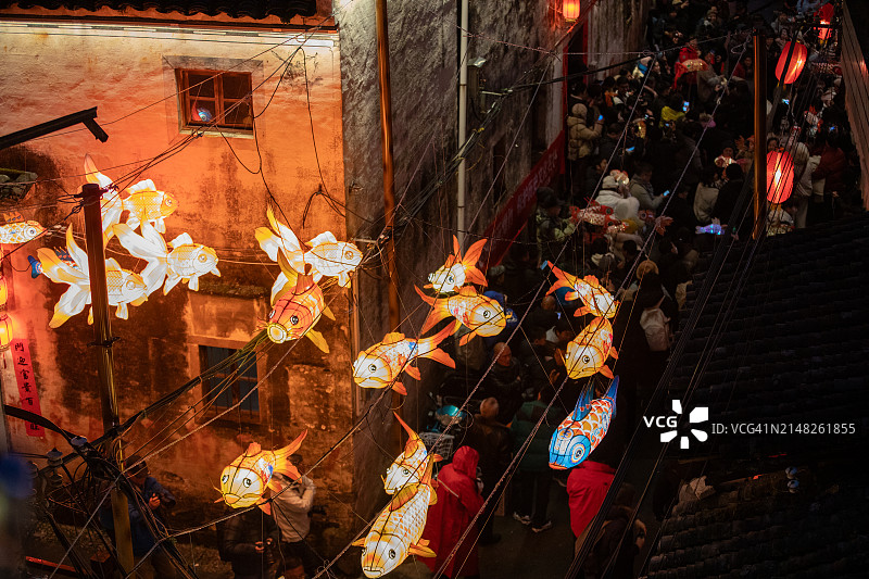 装饰小巷的鱼形灯笼图片素材