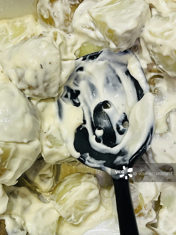 特写镜头：蛋黄酱拌土豆沙拉图片素材