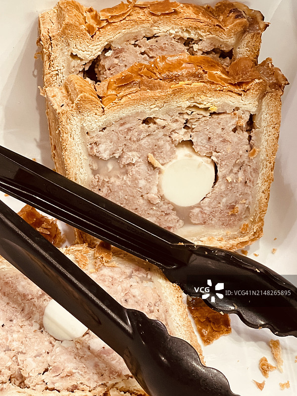 切好的猪肉馅饼和白煮蛋切片特写图片素材