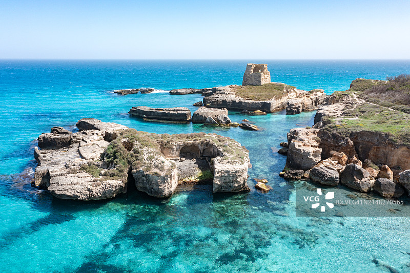 萨伦托，普利亚：罗卡维奇亚考古遗址与碧绿的海图片素材