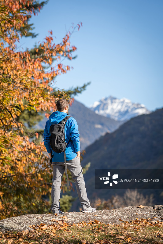 徒步者在秋季探索山坡图片素材