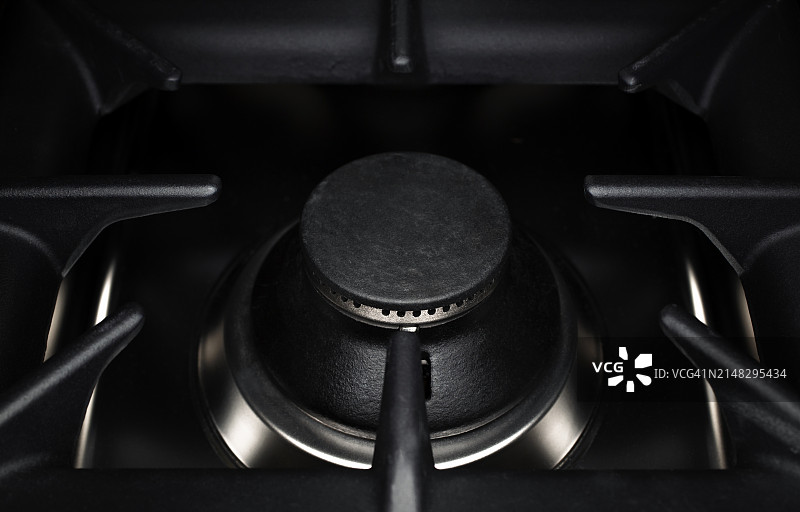 黑色表面和银色环绕的炉灶燃烧器图片素材