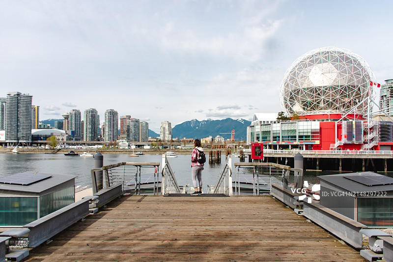 在温哥华科学馆前的游客图片素材