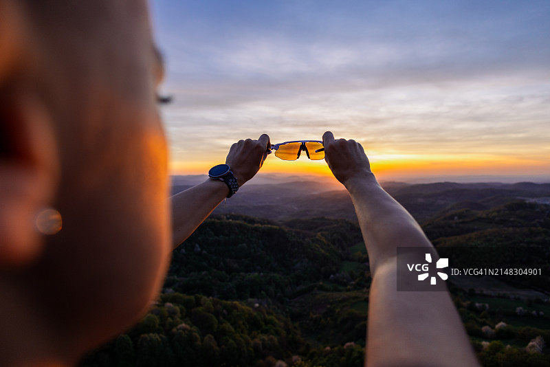 戴偏光太阳镜欣赏山景图片素材