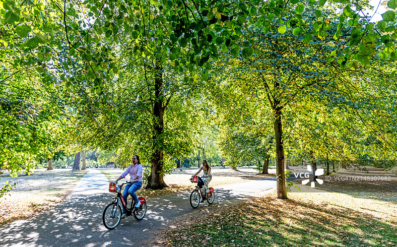 人们在英国伦敦海德公园骑自行车图片素材