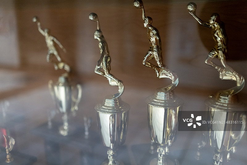 金色篮球运动员运动奖杯图片素材