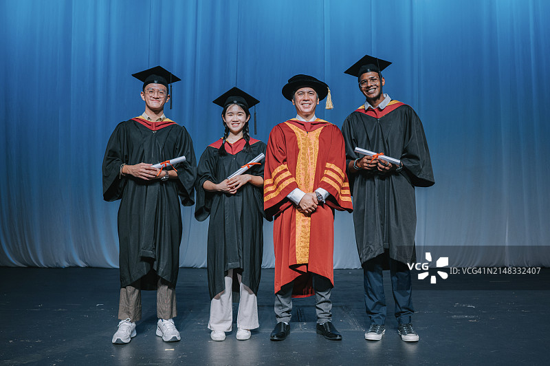 亚洲毕业大学生与院长在奥林礼堂舞台合影图片素材